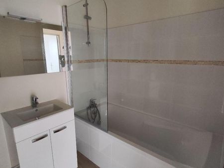 Location Appartement 4 pièces 81m² POITIERS 86000 - Photo 4