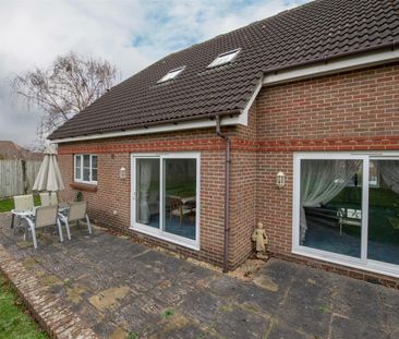 Room For Rent 12 Maple Wood, Havant - Photo 2