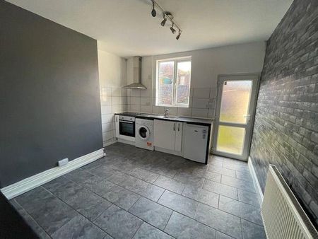 3 bedroom terraced house to rent - Photo 5