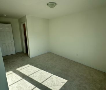 For Lease - 202 Port Crescent, Welland, Ontario - Photo 3