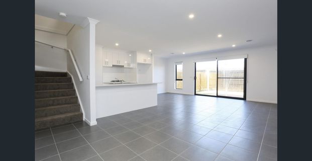 good home great location - Photo 1