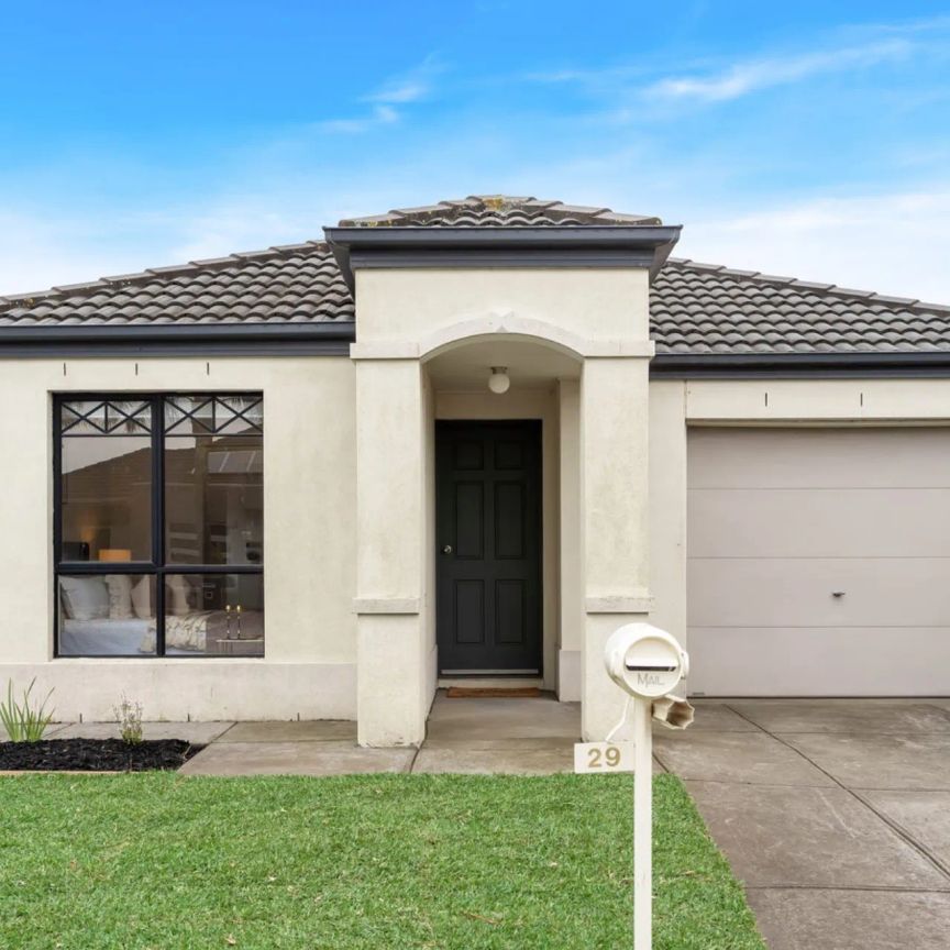 Cosy Family Home in a Prime Craigieburn Location - Photo 1