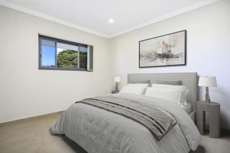 Grand Three Bedroom Townhouse Style Apartment! - Photo 3