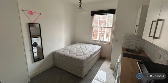 1 bedroom in a house share to rent - Photo 3