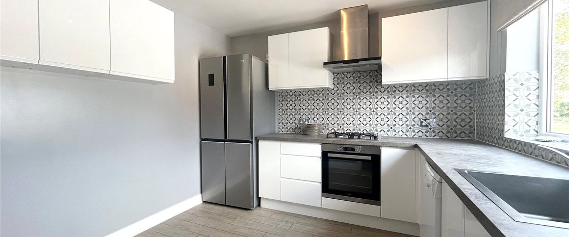 Valley Crescent, Wokingham Valley Crescent, Wokingham - Photo 1