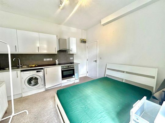 The Vale, Acton, W3, London - Photo 1