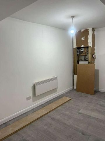 (basement Flat) Plashet Grove London, E6 - Photo 2