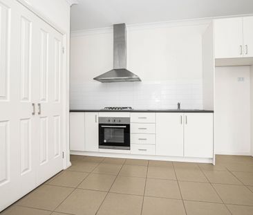 Spacious 2-Bedroom Unit with Courtyard and Modern Amenities - Photo 2