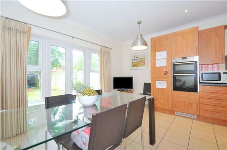 Four bedroom town house in a convenient location for the town centre. - Photo 2