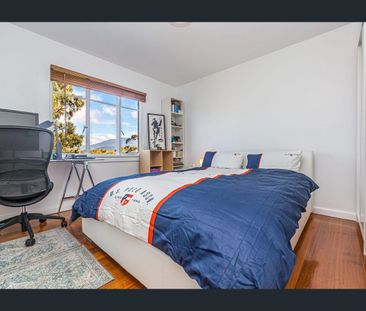 Light-Filled Family Home in a Prime Lindisfarne Location - Photo 3