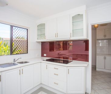 Family Home with a Pool - Move in Before Christmas! - Photo 5