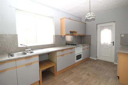 3 bedroom semi-detached house to rent - Photo 5