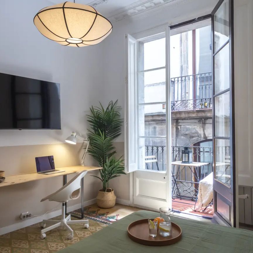 Room in a shared 7-bedroom apartment for rent in Sant Pere Santa Caterina i la Ribera, professionals only - Photo 1