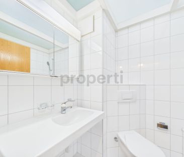 Moderne 3.5-Zimmer-Dachwohnung an ruhiger Lage mit heller Wohnatmos... - Foto 1