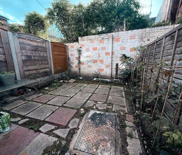 One bedroom Basement Flat with Garden ideal for working couples- Pl... - Photo 4