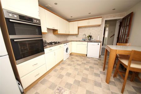 4 bedroom semi-detached house to rent - Photo 2
