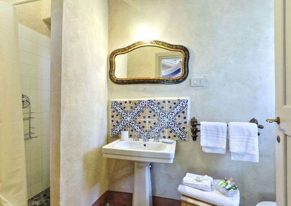 Villa Gladiolo - beautiful countryside estate among olive groves