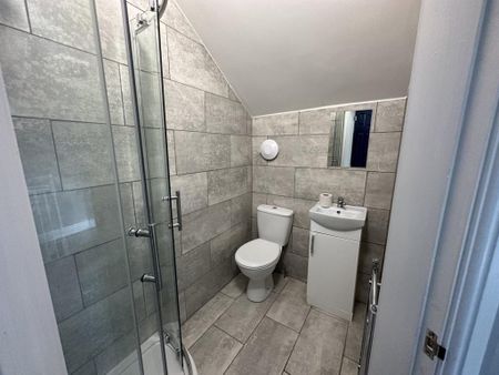 1 bedroom in a house share to rent - Photo 4