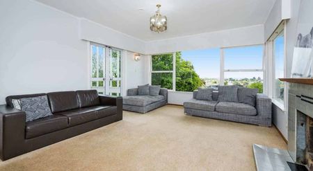 Large family home in great location - Photo 4