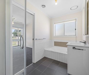 RENOVATED 3 BEDROOM HOUSE - Photo 4