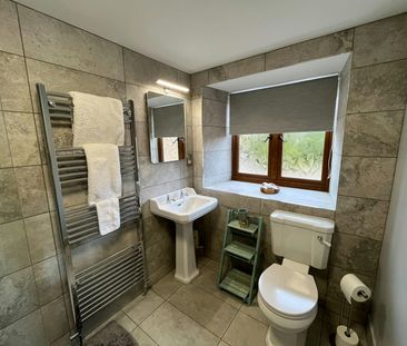 Cottage to rent on - Photo 1