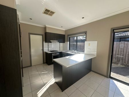 2/5 Ethel Street, Oak Park VIC 3046 - Photo 3