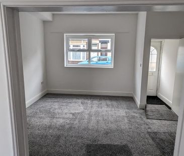 4 bedroom end of terrace house to rent - Photo 2