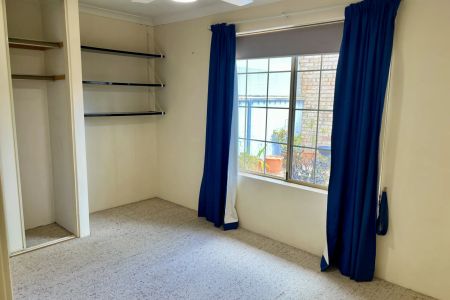 Spacious 2 bedroom unit in prime South Bunbury location. - Photo 4