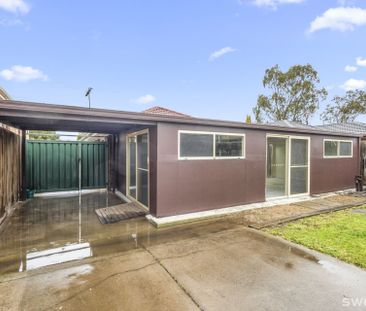 Light filled three bedroom residence in quiet location - Photo 1