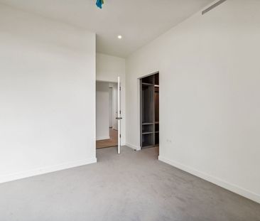 London , W12 7GN - Photo 6