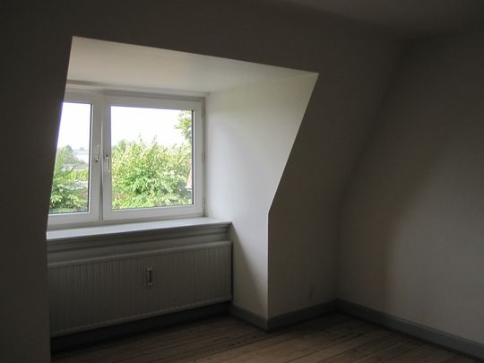 Lys 2-værelses lejlighed i Odense C med charmerende detaljer - Photo 1
