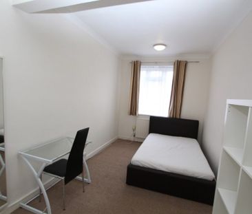 STUDENT Five Bedroom Maisonette – Surbiton (Tolworth Broadway, KT6) - Photo 3