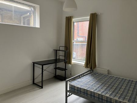 1 Bed Flat, The Avenue, SO17 - Photo 2
