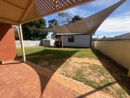 4-bedroom, 2 bathrooms plus bungalow - Photo 2