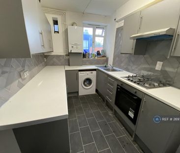 1 bedroom in a flat share to rent - Photo 5