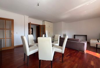 Fantástico Apartamento T2 Mobilado com Garagem e Arrumos