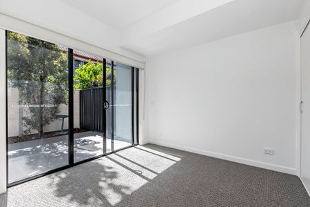 Ground Floor apartment with HUGE courtyard! - Photo 4