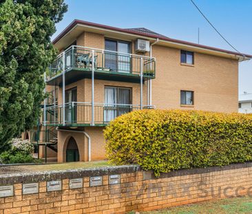 Convenient and Cozy Upstairs Unit in Newtown - Photo 2