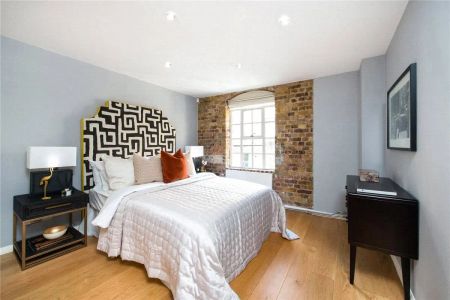 3 bedroom flat in Lancaster Gate - Photo 2