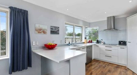 4 bedroom, 2 lounges - Perfect for your family - Photo 3