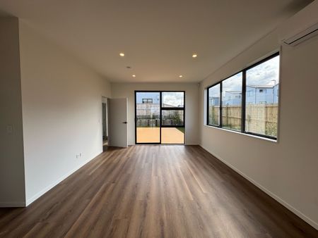 Brand New Family Home in Central Hobsonville - Photo 3