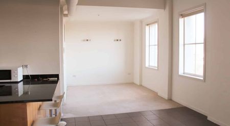 Spacious, sunny apartment - Photo 5