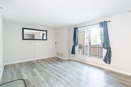 3 Bed, 2 Storey Condo in The Pines! - Photo 3