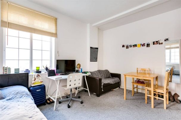 A charming one bedroom flat located in West Kensington in a purpose built block on the ground floor. EPC rating D - Photo 1