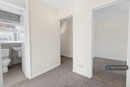 2 bedroom flat to rent - Photo 4