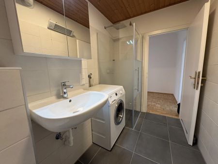 Frisch renovierte 2-Zimmer-Wohnung mit zwei Sonnenterrassen & eigener Garage - Photo 2