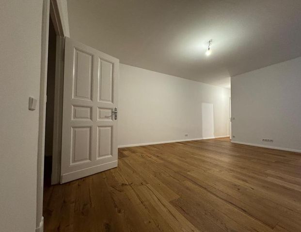 Modernisierte 2-Zimmer-Altbauwohnung mit EBK & Duschbad - ab sofort zum Einzug bereit! - Photo 1