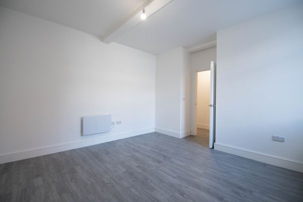 Harrogate Road, Leeds, West Yorkshire - Photo 1