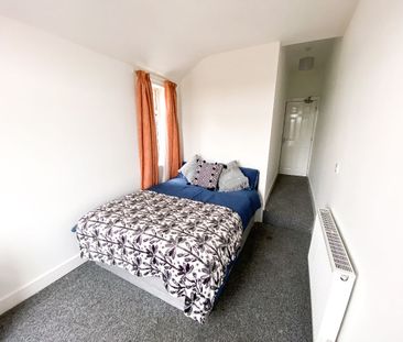 Room 4, 7 Coronation Road - Photo 3