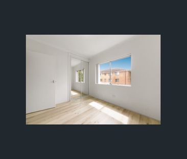 Centrally Located Air Conditioned Two Bedroom Unit in a Parkside Lo... - Photo 2